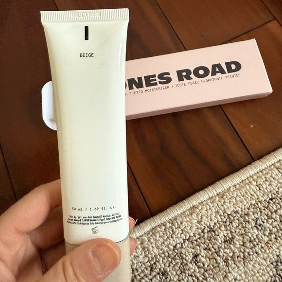 Jones Road Just Enough Tinted Moisturizer Beige - Picture 6 of 8